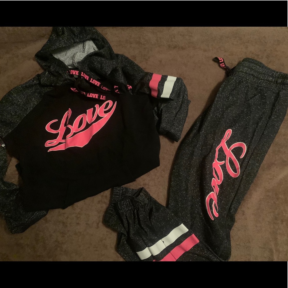 Jogger/sweatshirt outfit